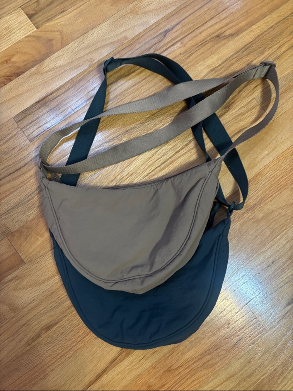 Uniqlo 2 Crossbody Bags in Tan & Forest Green BUNDLE